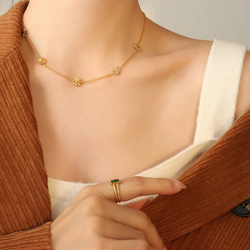 Dainty Daisy Pendant Necklace