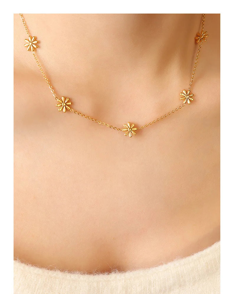 Dainty Daisy Pendant Necklace