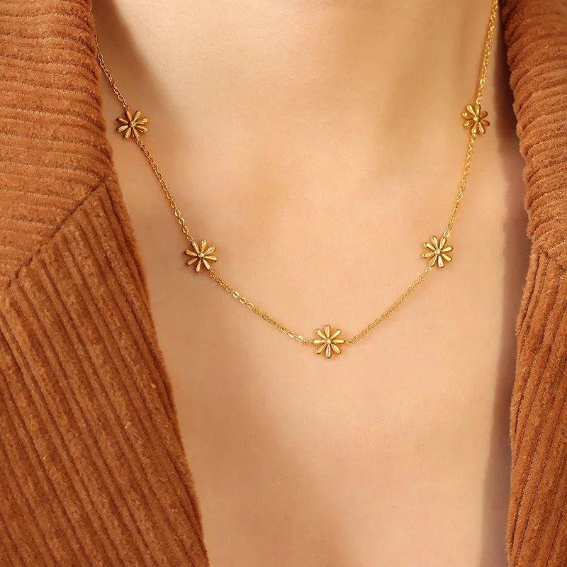Dainty Daisy Pendant Necklace