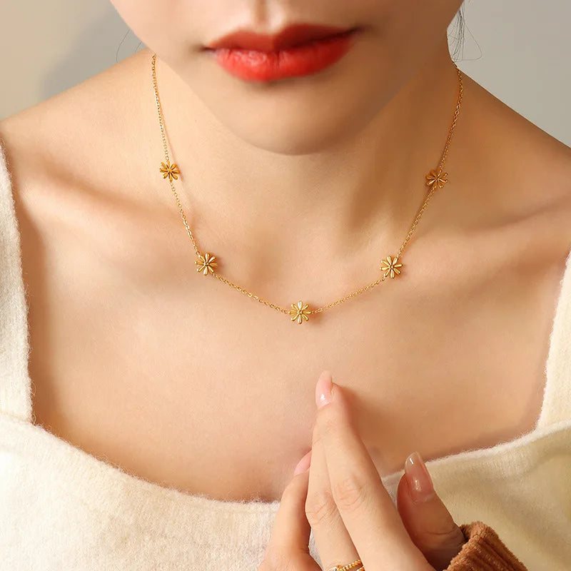 Dainty Daisy Pendant Necklace